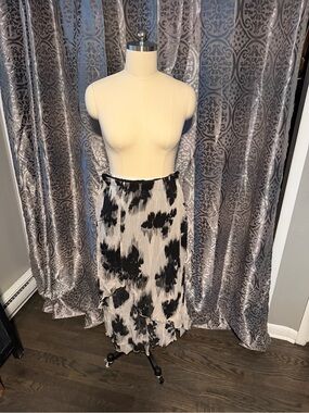 SAINT & SOFIA; High Low Black & White Floral Pleated Skirt